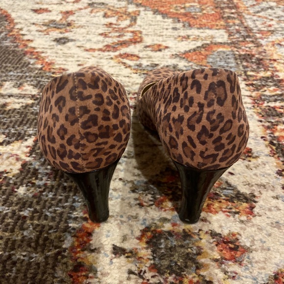 COMFORTABLE Leopard Print Heels by Bandolino size 8 - Picture 4 of 5